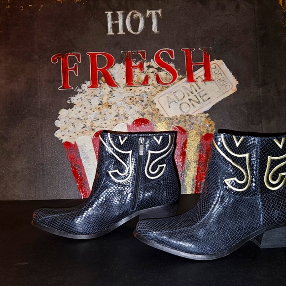 "VINCE CAMUTO" Ankle boots - Picture 5 of 11